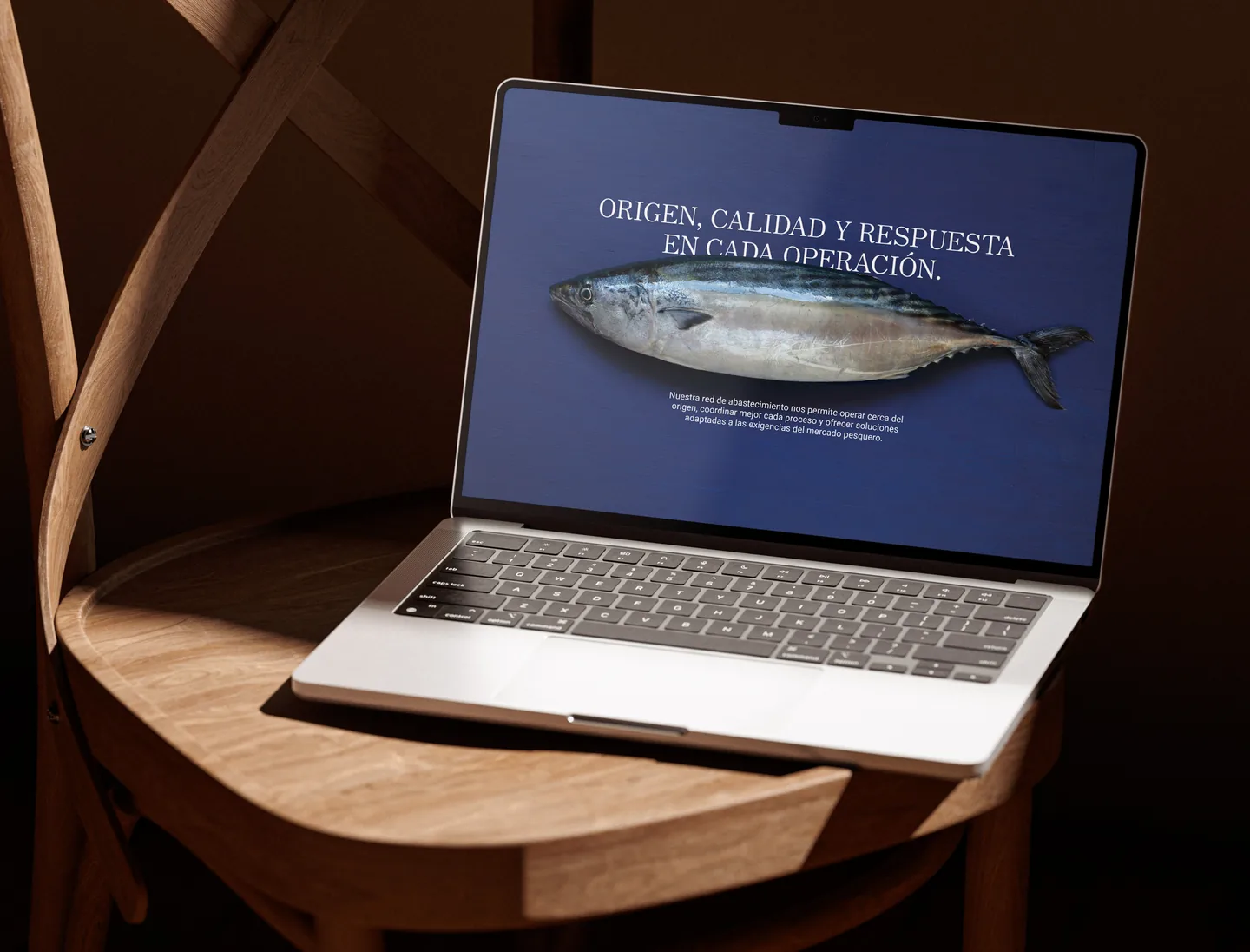 Portátil con la web de SBA Pacífico sobre una silla de madera
