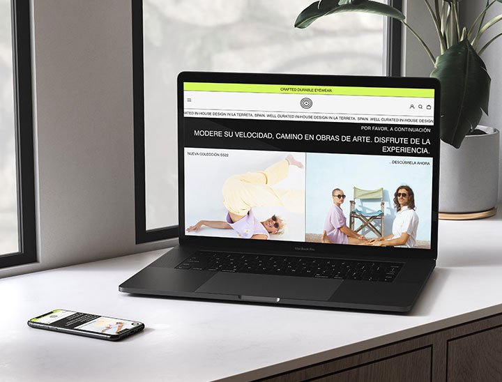 Portátil y móvil con la web de Touch Brand