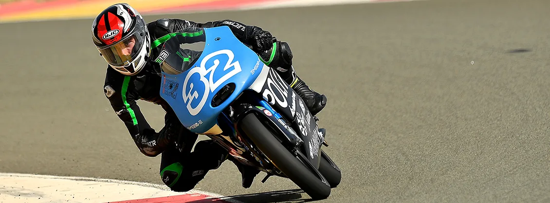 Piloto de una moto eléctrica de E13 Batteries en circuito