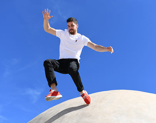 Modelo saltando sobre fondo de cielo azul, campaña Multiverxo