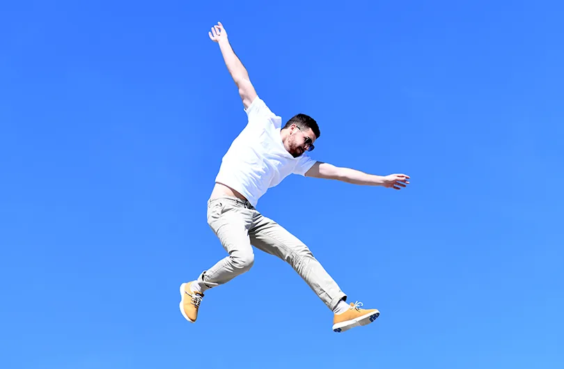 Hombre saltando sobre un fondo de cielo azul (proyecto Multiverxo)