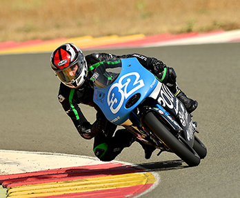 Piloto de moto eléctrica en circuito (E13 Batteries)