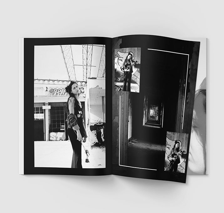 Doble página del fotolibro Ambition con fotografías en blanco y negro de un edificio abandonado