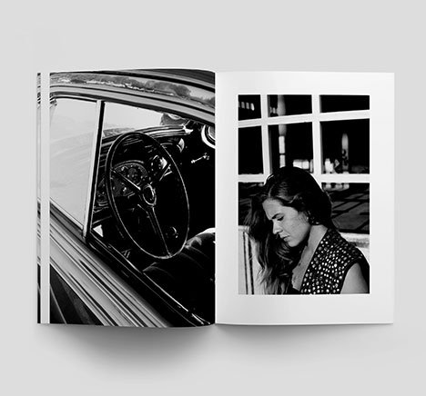 Doble página del fotolibro Ambition con el retrato de una mujer en el interior de un coche