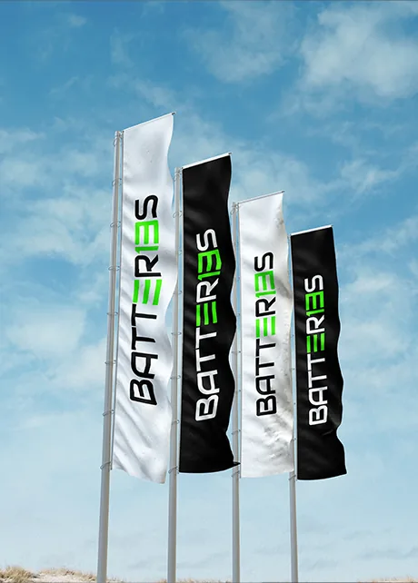 Banderas de circuito con el logotipo de E13 Batteries