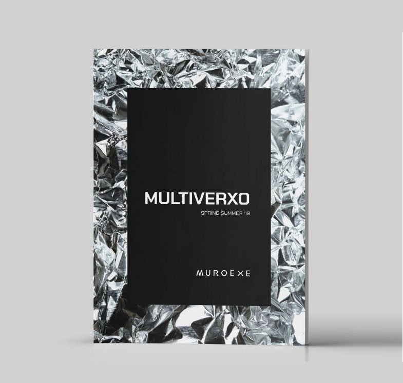 Portada del folleto Multiverxo de MuroExe sobre un fondo de papel metalizado