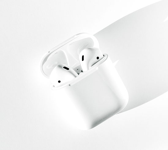 Auriculares inalámbricos blancos dentro de su estuche abierto