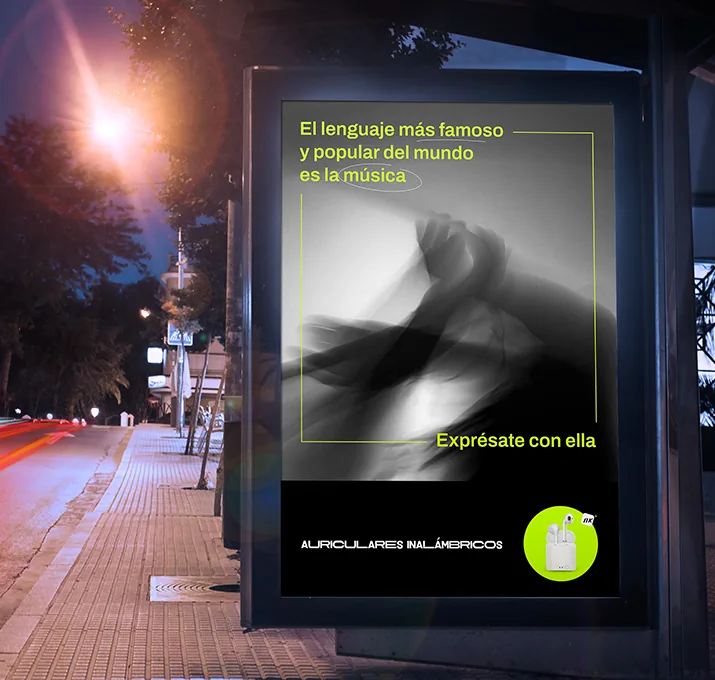 Cartel de NK Headphones en una marquesina de noche con el mensaje «Exprésate con ella»