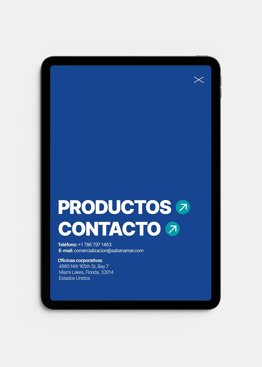Tableta con el menú de navegación de Sabanamar sobre fondo azul, con accesos a Productos y Contacto