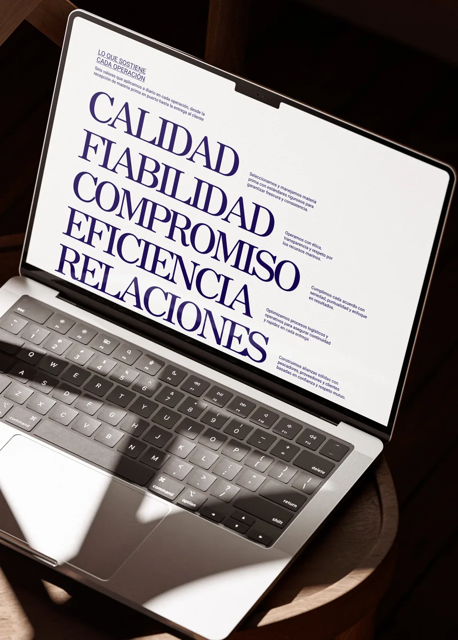 Portátil con la sección de valores de SBA Pacífico: calidad, fiabilidad, compromiso, eficiencia y relaciones
