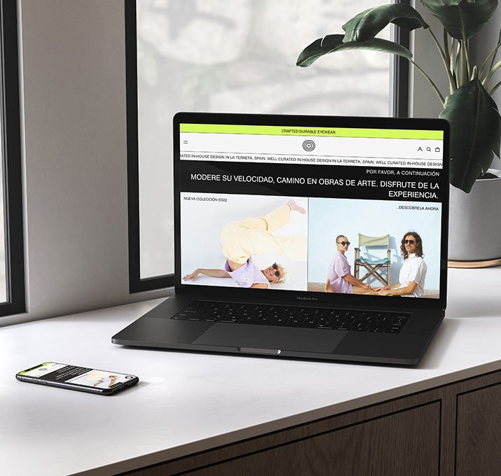 Portátil y móvil mostrando la web de Touch Brand