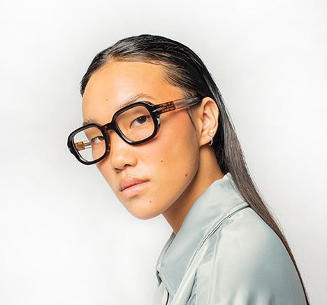 Retrato de una mujer con gafas de pasta negra de Touch Brand