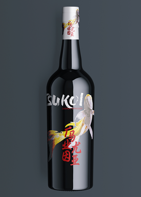 Botella de Tsukoi sobre fondo gris azulado