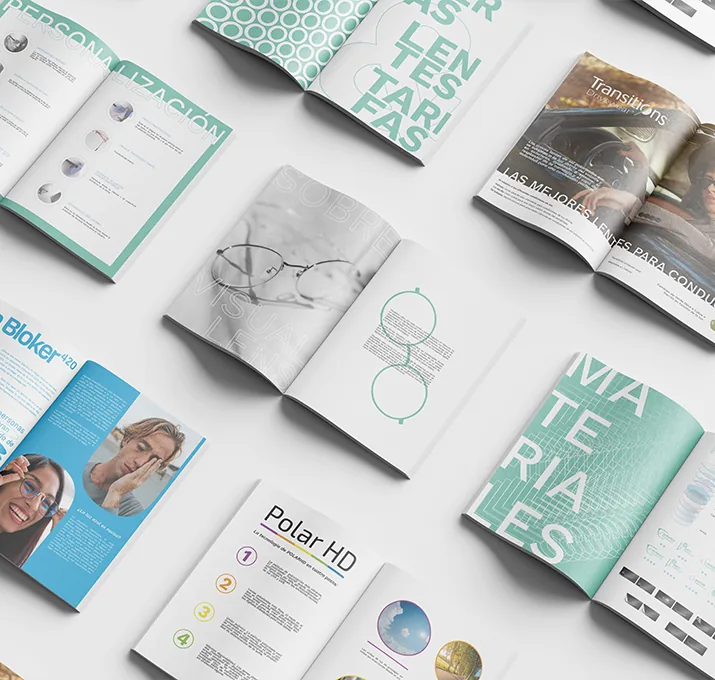 Varios catálogos y hojas de Visualens con tipografía grande en verde
