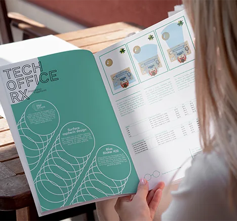 Persona leyendo el catálogo de Visualens «Tech Office RX»
